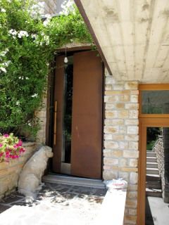 Cortenstahl-Haustüre mit Lichtausschnitt und Holzgriffstange kurz
