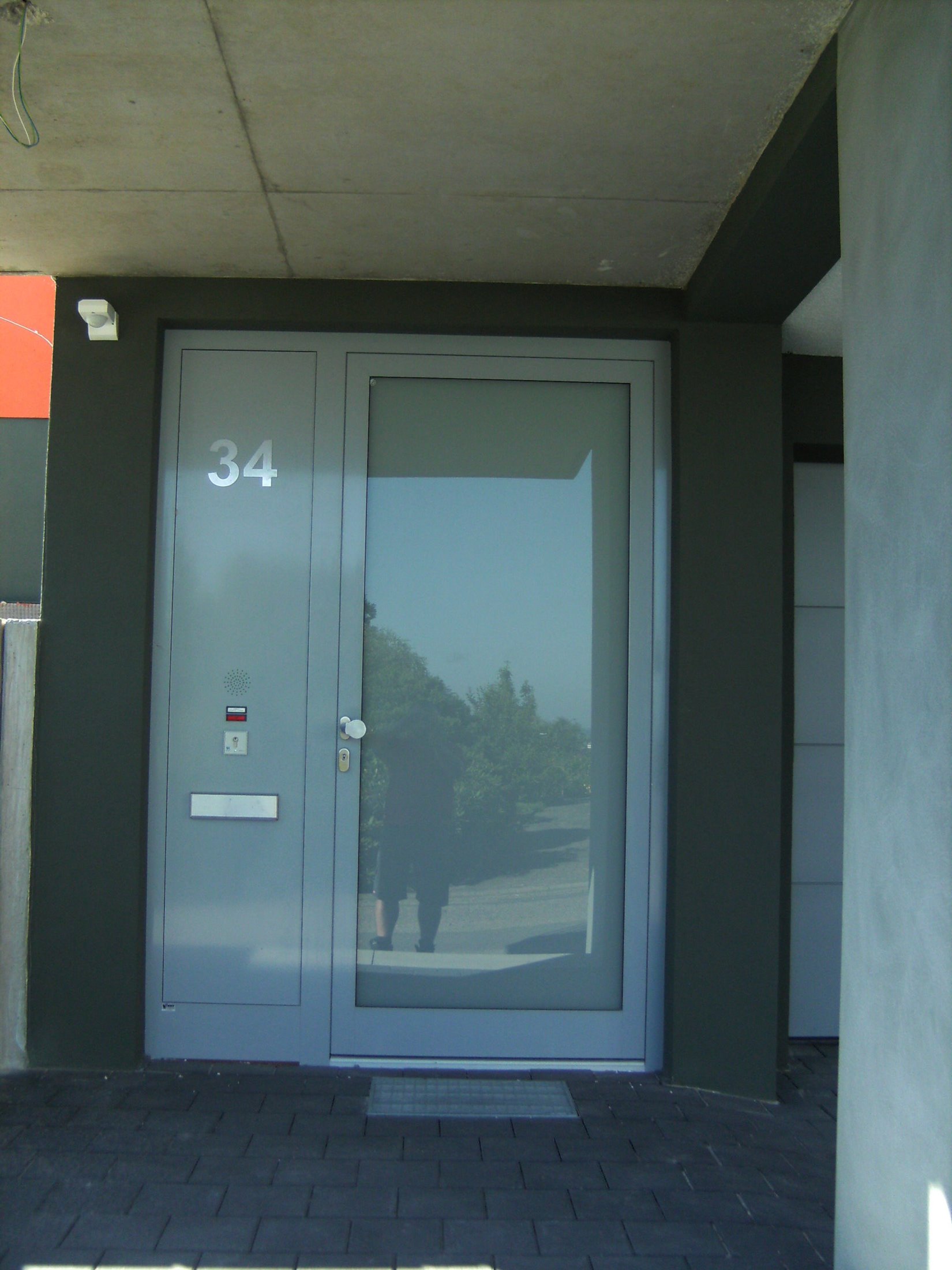 Aluminium Haustüre vollverglast mit geschlossenem Seitenteil