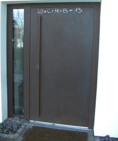 Cortenstahl-Haustüre mit Corten-Winkelgriff & Verglastem Seitenteil